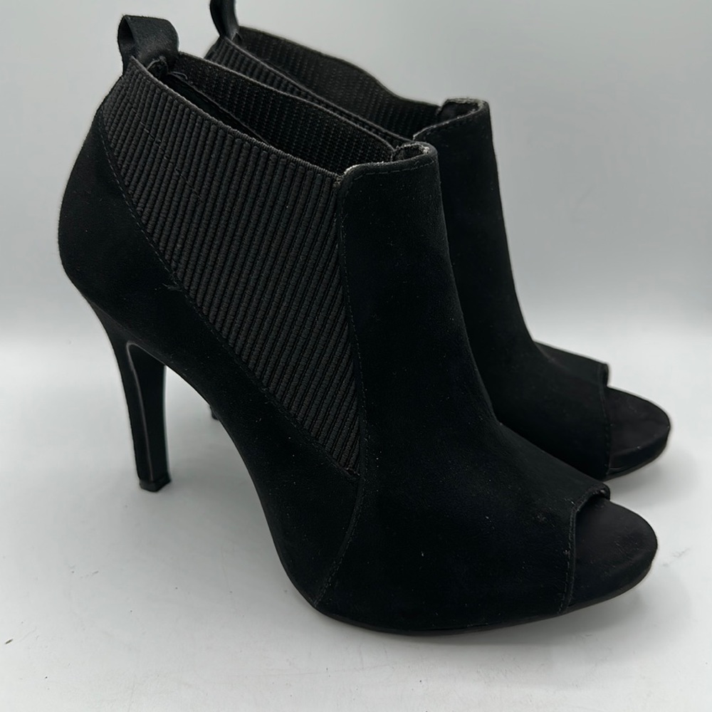 Simply Vera Vera Wang black perp-toe heels, size 6M